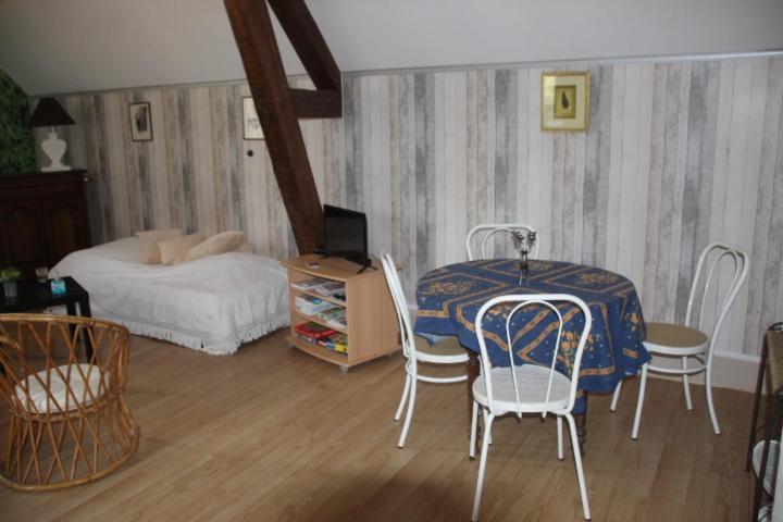 Suite Dans Les Dependances Du Chateau Agonges Exterior photo